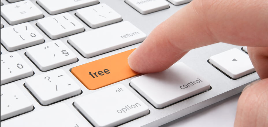 키보드의 free 키를 누르는 손가락